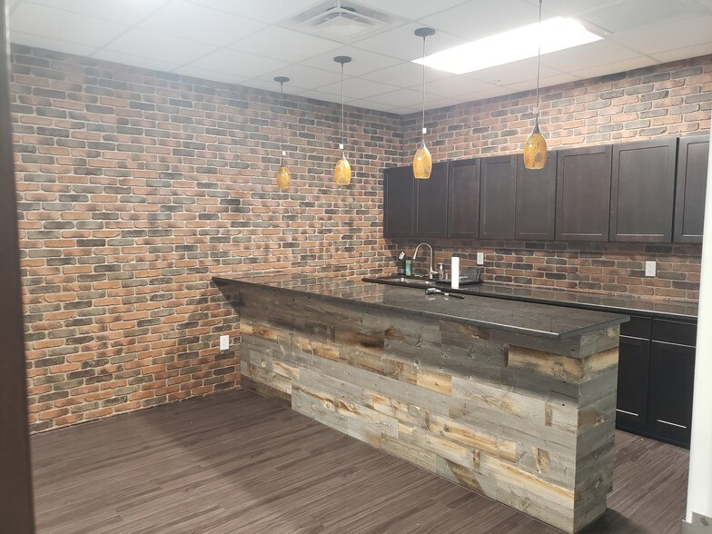 More Photos Of 547 Long Point Rd, Mount Pleasant Flex For Lease