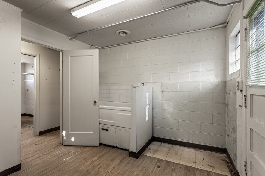 More Photos Of 1454 Tamarac St, Denver Flex For Sale