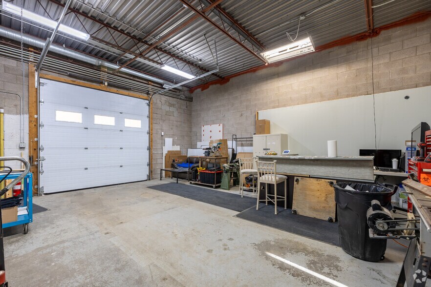 More Photos Of 1247 36th Ave NE, Calgary Warehouse For Lease