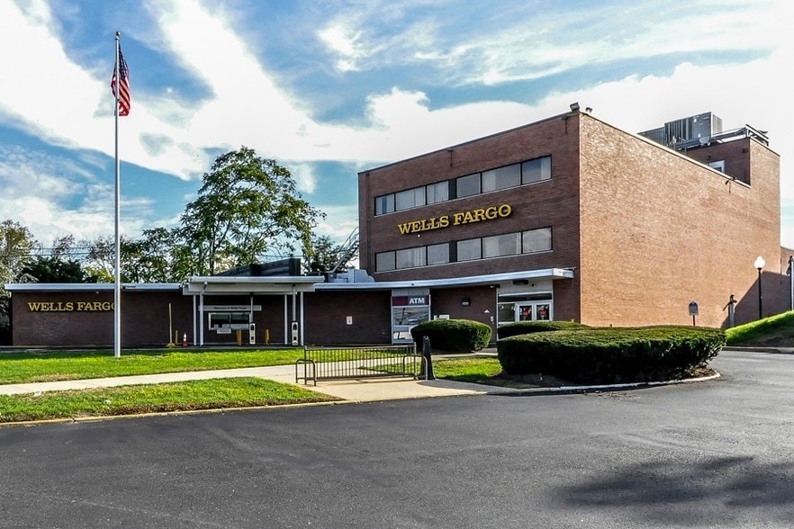 More Photos Of 40 Main St, Toms River Freestanding For Lease