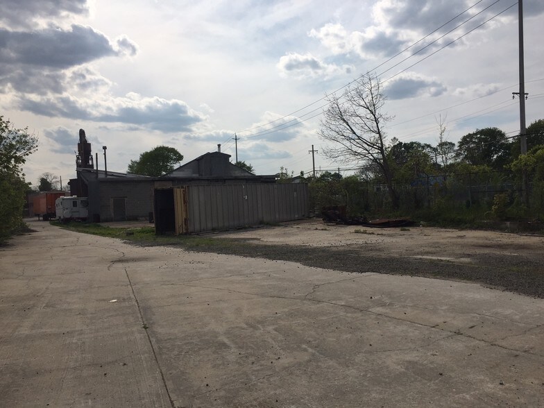 More Photos Of 2 Rossmore Ave, Central Islip Warehouse For Lease