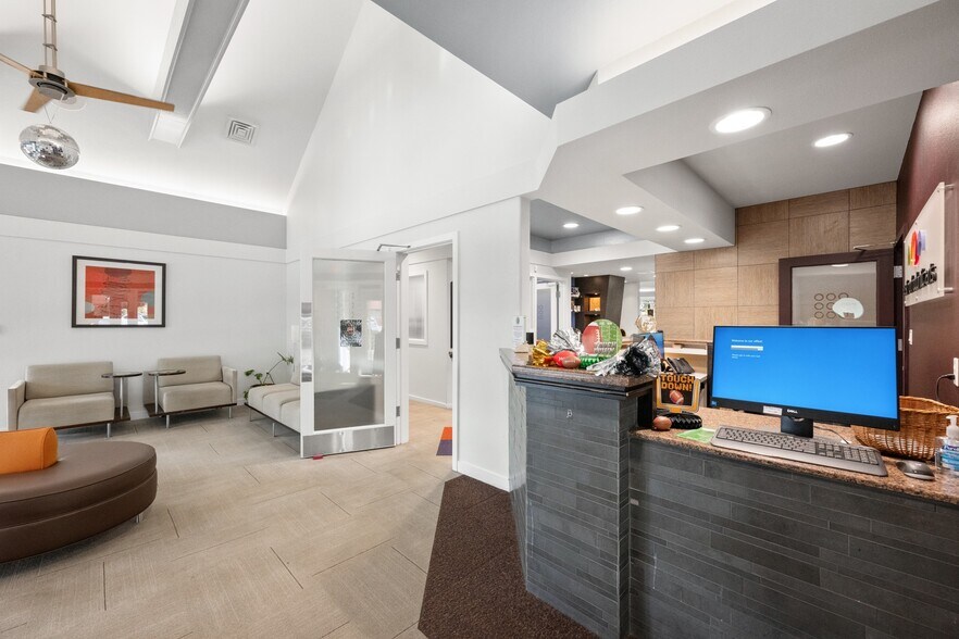 More Photos Of 5718 Balcones Dr, Austin Medical For Sale