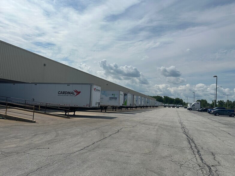 More Photos Of 16801 Exchange Ave, Lansing Manufacturing For Lease