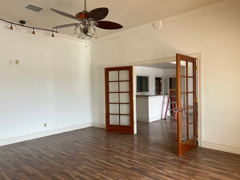 More Photos Of 107 S Ascarate St, El Paso Flex For Sale