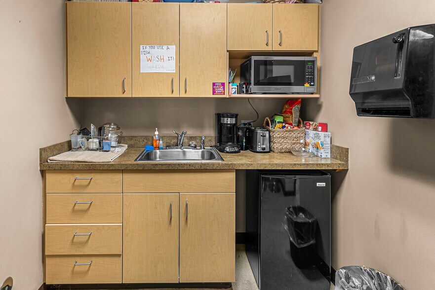 More Photos Of 10 N Chelan Ave, Wenatchee Veterinarian Kennel For Lease