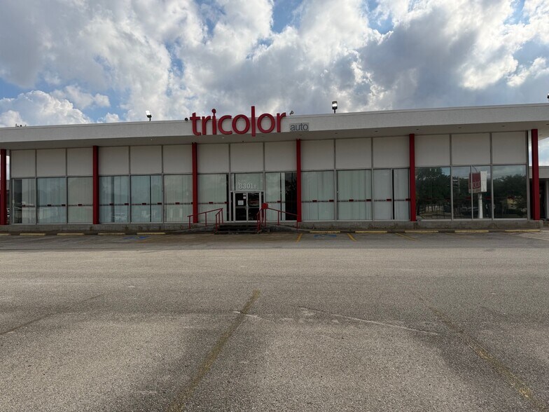 More Photos Of 8301 Beechnut St, Houston Freestanding For Lease