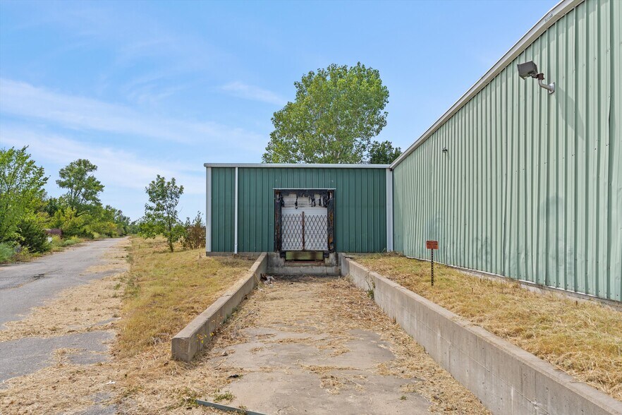 More Photos Of 107 A St., Caney Industrial For Lease