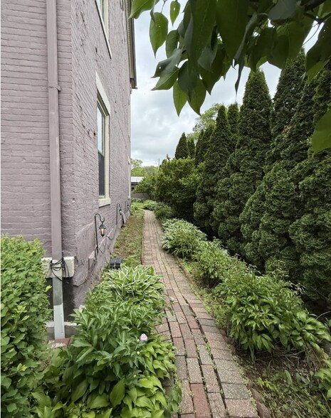 More Photos Of 1004 Park Ave, Galena Specialty For Sale