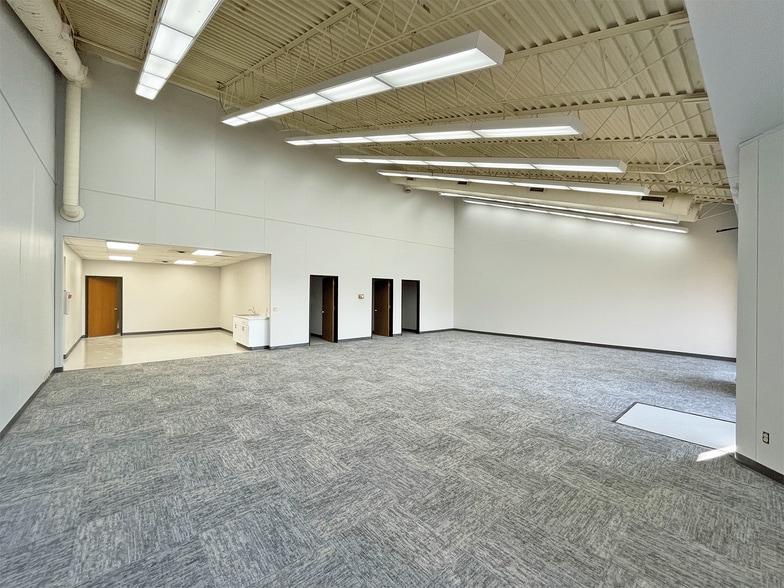 More Photos Of 2401 Directors Row, Indianapolis Unknown For Lease