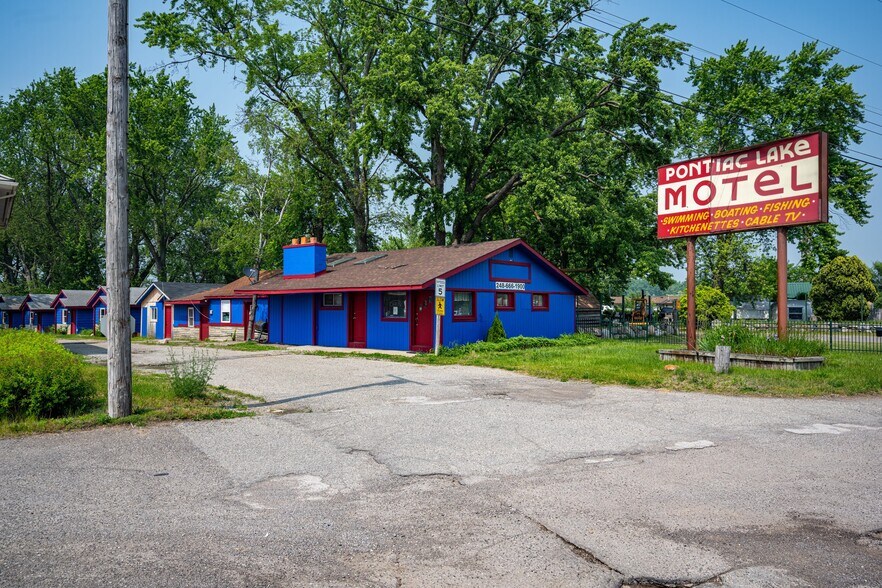 More Photos Of 8230 Highland Rd, White Lake Hotel For Sale