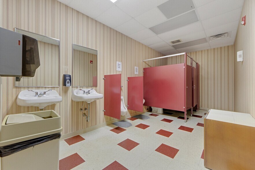 More Photos Of 8645 E Backwater Rd, North Webster Showroom For Lease