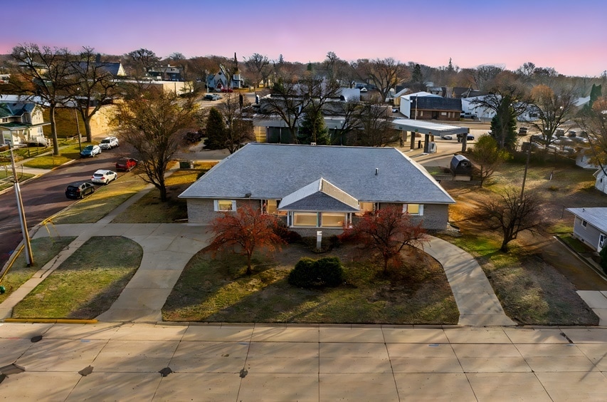 Primary Photo Of 311 S Nicollet St, Blue Earth Healthcare For Sale