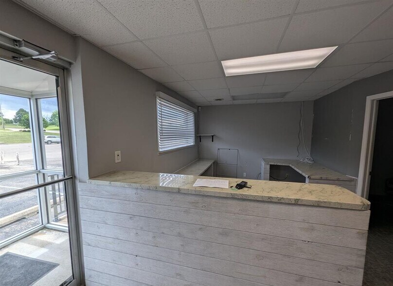 More Photos Of 105 N Parkway Dr, Pekin Office For Lease