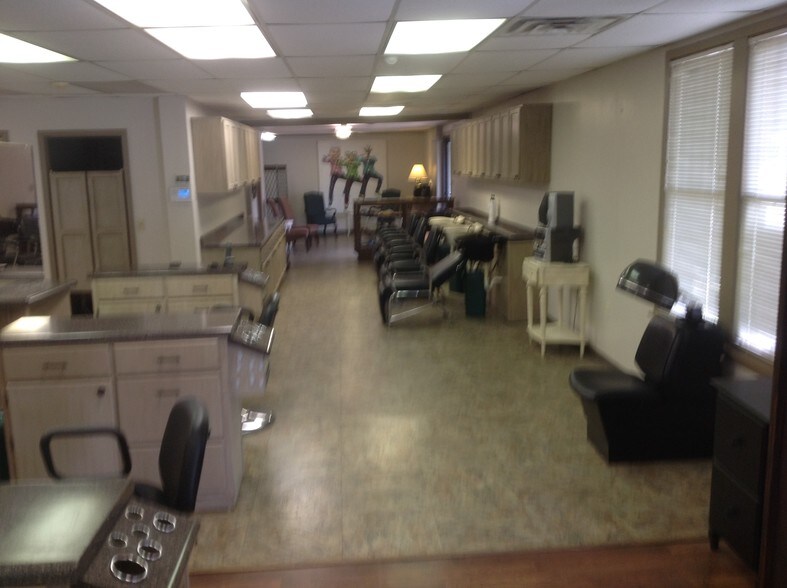 More Photos Of 1906 W Main St, Tupelo Storefront Retail Office For Sale