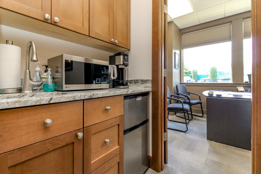 More Photos Of 3212 Byron St, Silverdale Office For Sale