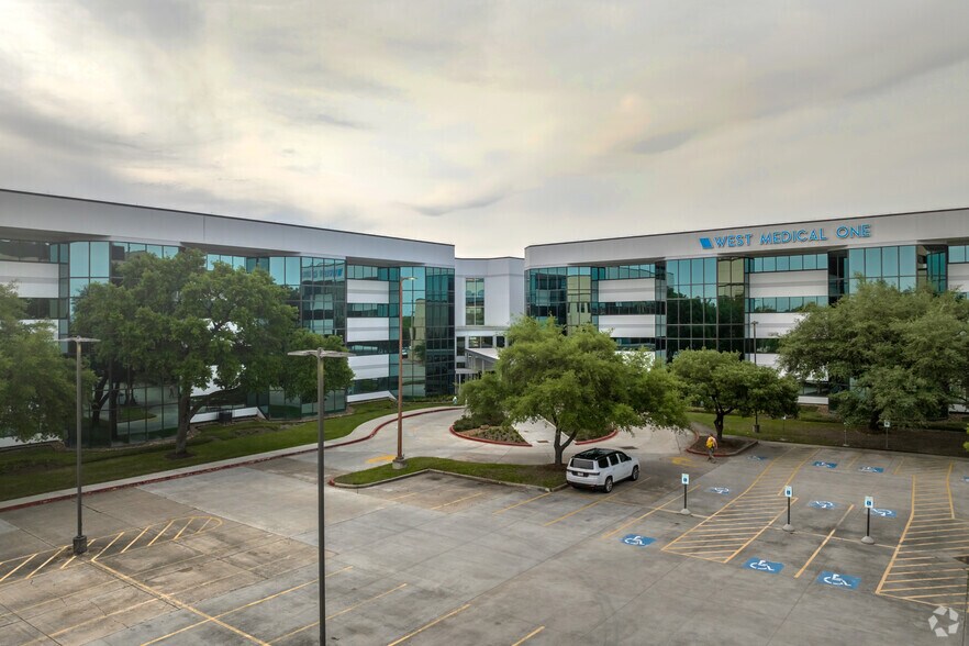 More Photos Of 12121 Richmond Ave, Houston Medical For Lease