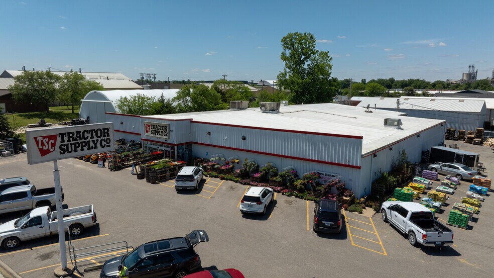 More Photos Of 6622 6th St SW, Cedar Rapids Freestanding For Sale