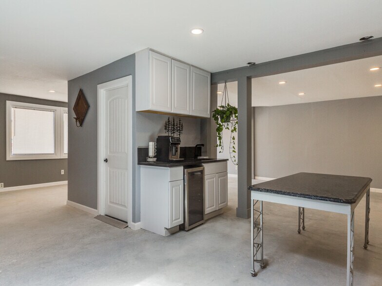 More Photos Of 1416 W Hildebrand Ave, San Antonio Freestanding For Sale