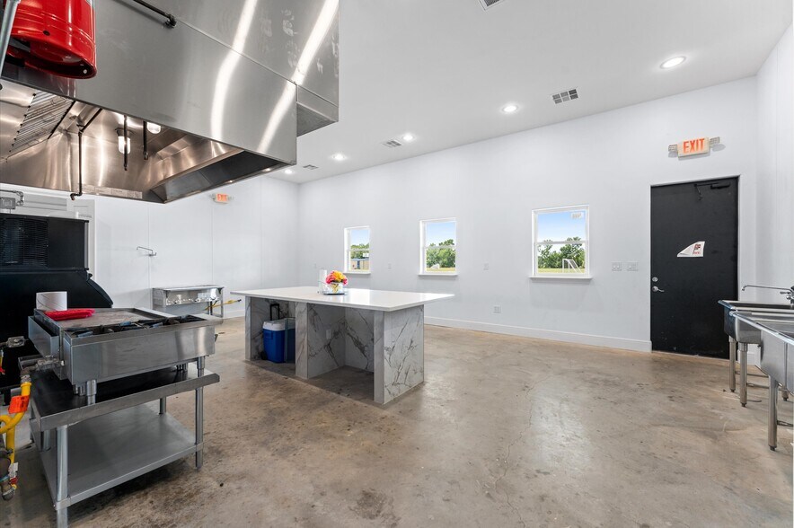 More Photos Of 5155 Almeda Genoa Rd, Houston Sports And Entertainment For Lease