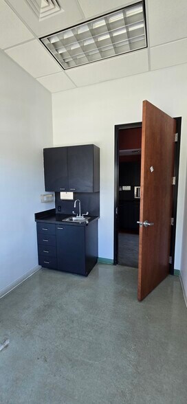 More Photos Of 990 9th St N, Naples Medical For Lease