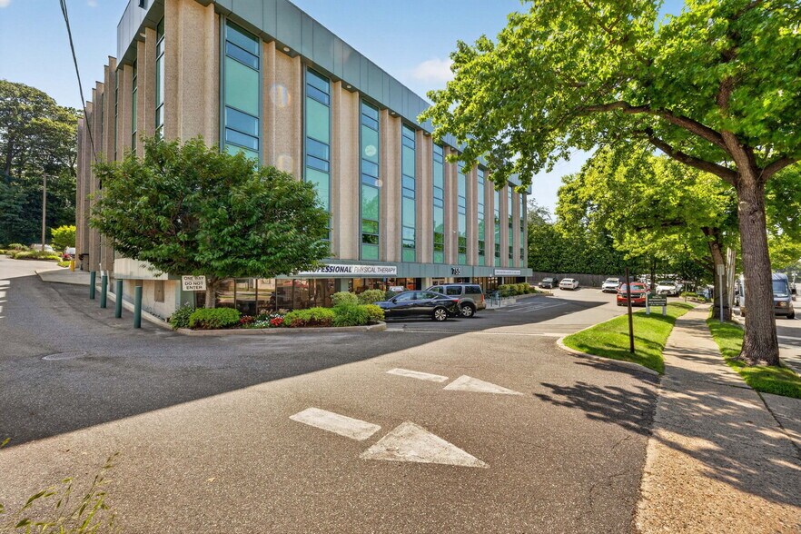 More Photos Of 755 New York Ave, Huntington Medical For Lease