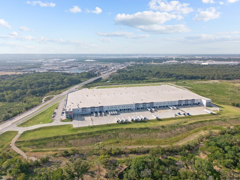 More Photos Of 2003 MacArthur Blvd, Grand Prairie Distribution For Lease