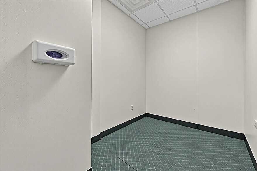 More Photos Of 24-26 Liberty Square Mall, Stony Point Office For Sale