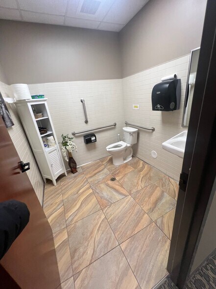 More Photos Of 121 Saint Andrews Ct, Mankato Medical For Lease