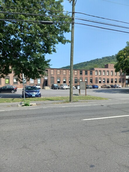 More Photos Of 141 S Main St, Beacon Falls Service For Lease