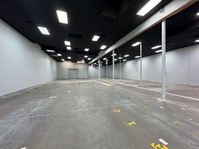 More Photos Of 10679 Harry Hines Blvd, Dallas Showroom For Lease