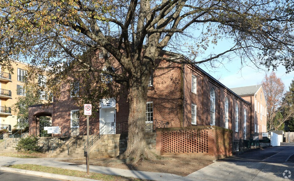 More Photos Of 3655 Calvert St NW, Washington Specialty For Lease