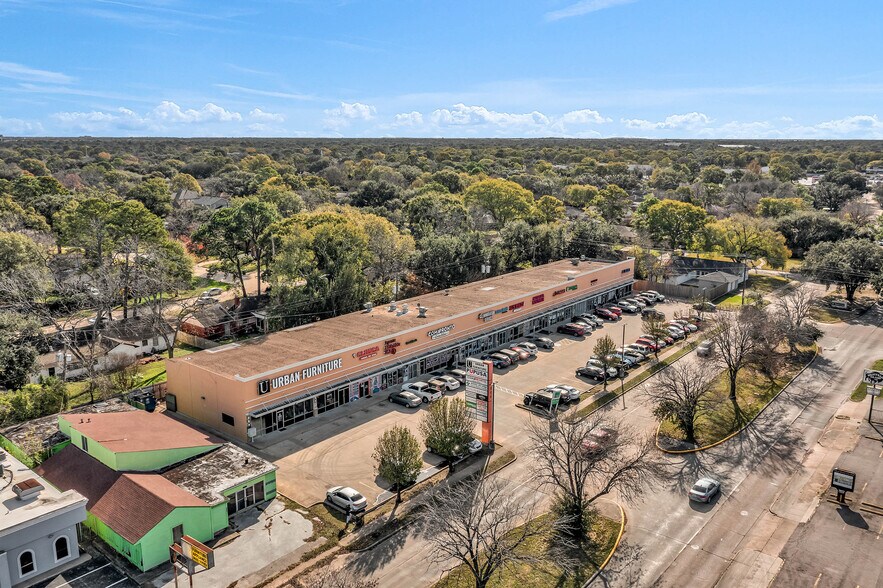 More Photos Of 7909 Hillcroft St, Houston Unknown For Lease