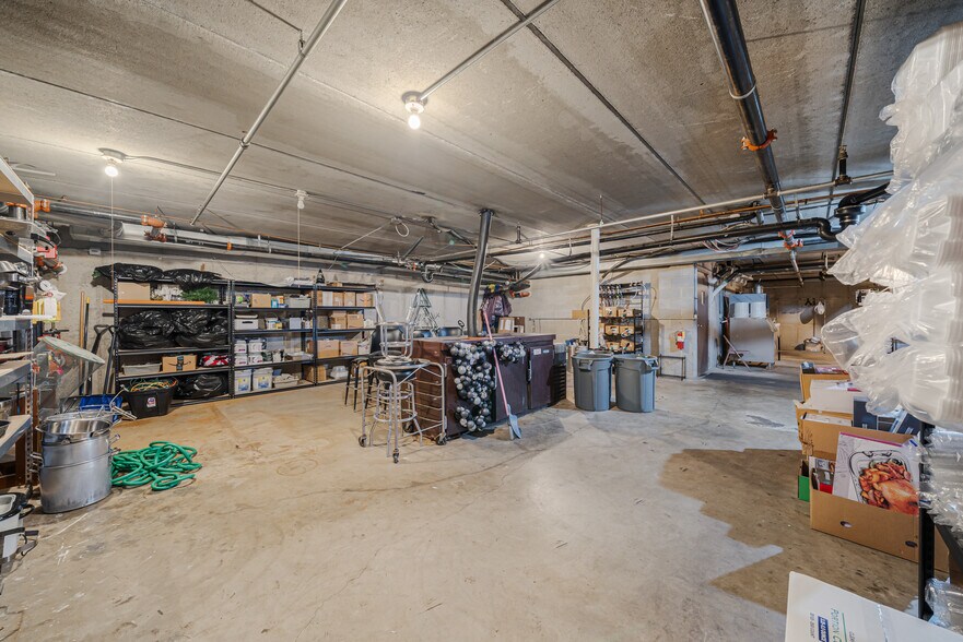 More Photos Of 689 Broadway, Berlin Restaurant For Sale
