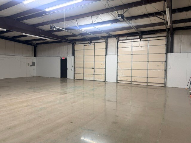 More Photos Of 511 Tower Cir, Oklahoma City Distribution For Lease