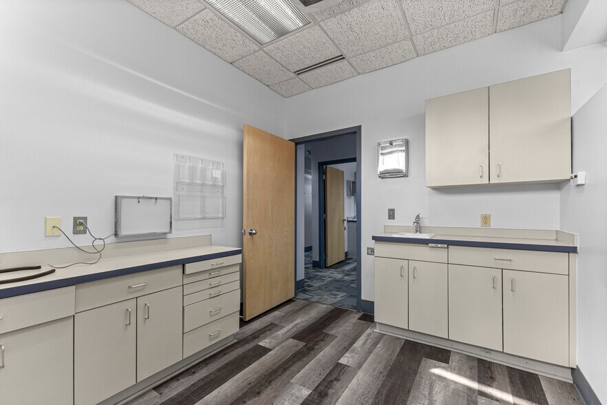 More Photos Of 24825 Michigan Ave, Dearborn Office For Lease