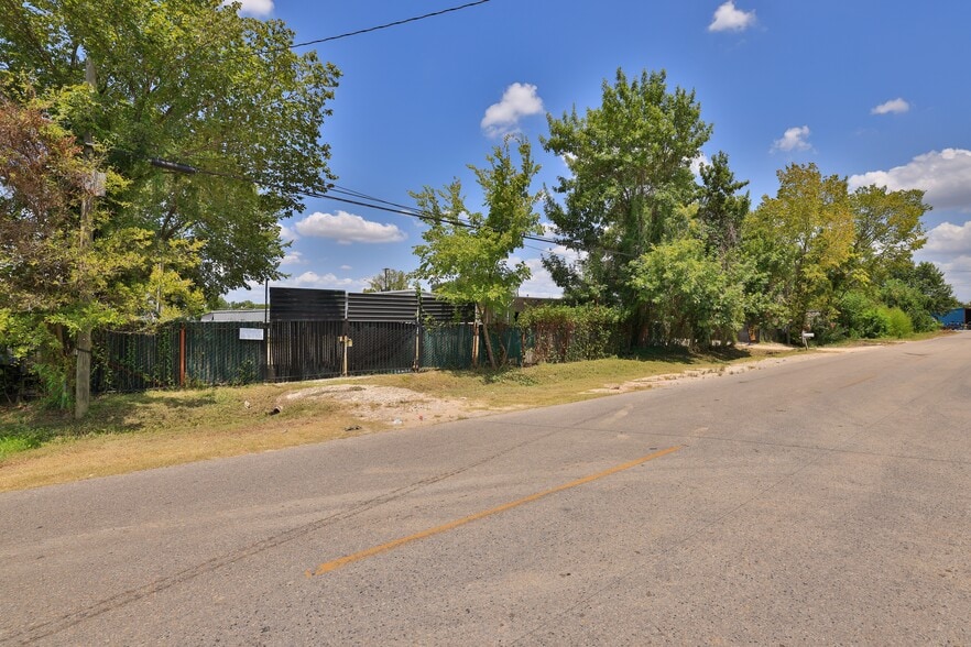 More Photos Of 1929 Havner Ln, Houston Warehouse For Sale