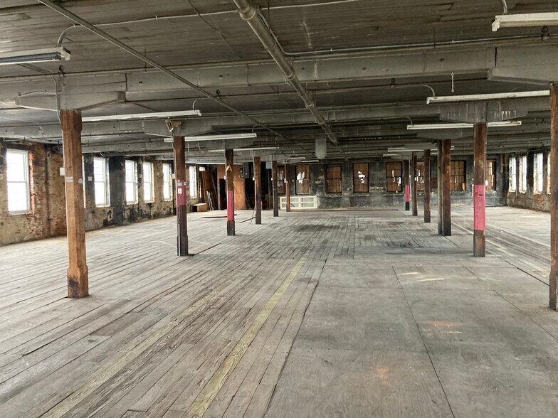 More Photos Of 228 W Chestnut St, Orrville Manufacturing For Lease