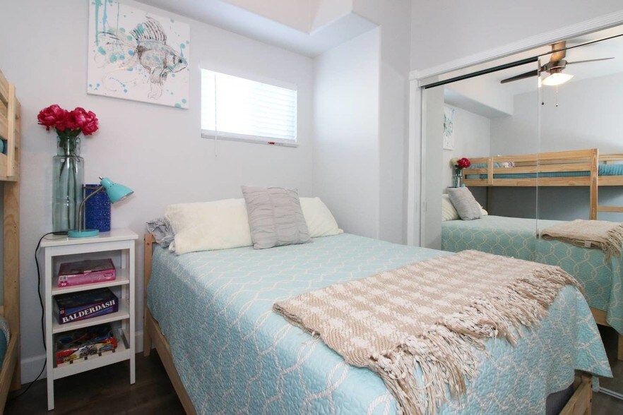 More Photos Of 1146-1148 Garnet Ave, San Diego General Retail For Sale