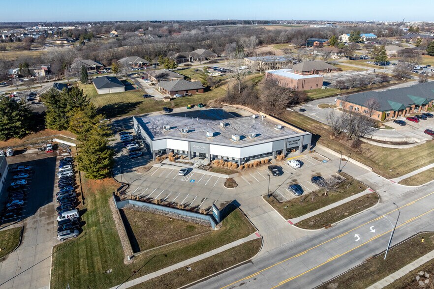 More Photos Of 2540 104th St, Urbandale Showroom For Lease