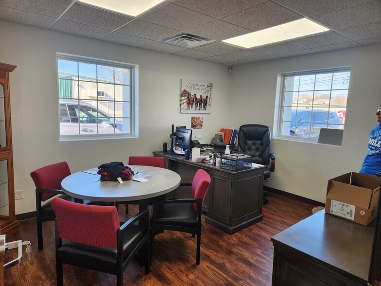 More Photos Of 511 E Centralia St, Elkhorn Manufacturing For Lease