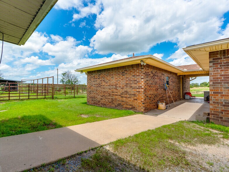 More Photos Of 1853 S Broadway St, Coalgate Flex For Sale