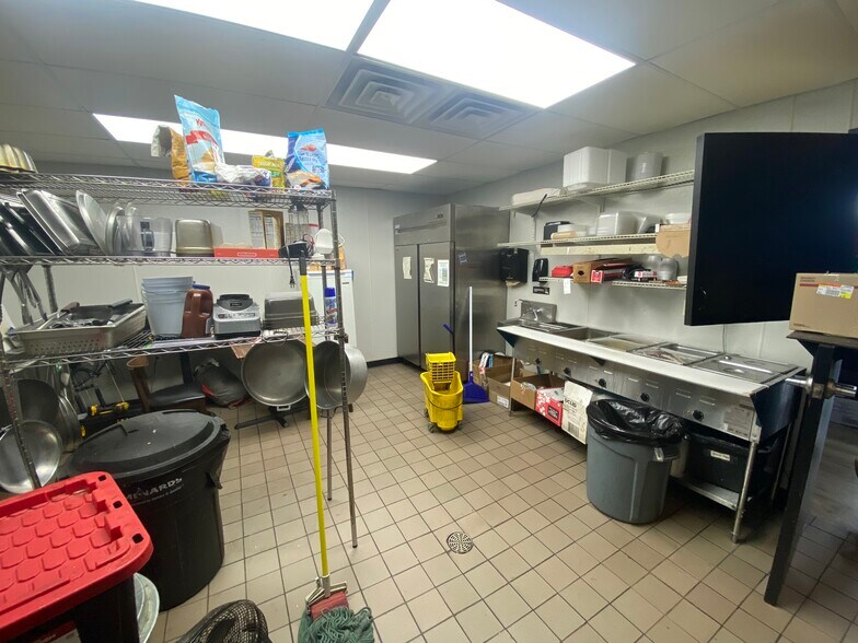 More Photos Of 1619 W College Ave, Appleton Storefront Retail Office For Lease