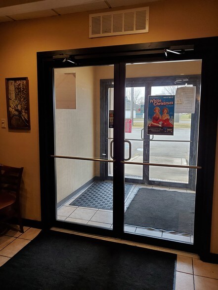 More Photos Of 1027 Sheffield Ave, Dyer Restaurant For Sale