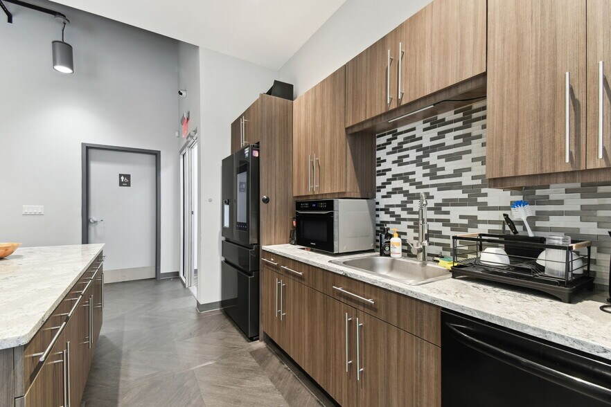 More Photos Of 924 Hale Ave, Brooksville Office For Sale