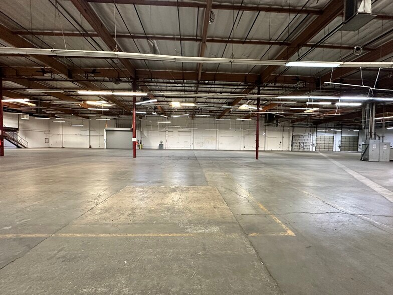 More Photos Of 25371-25395 Rye Canyon Rd, Valencia Warehouse For Lease