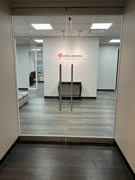 More Photos Of 2250 E Devon Ave, Des Plaines Medical For Lease