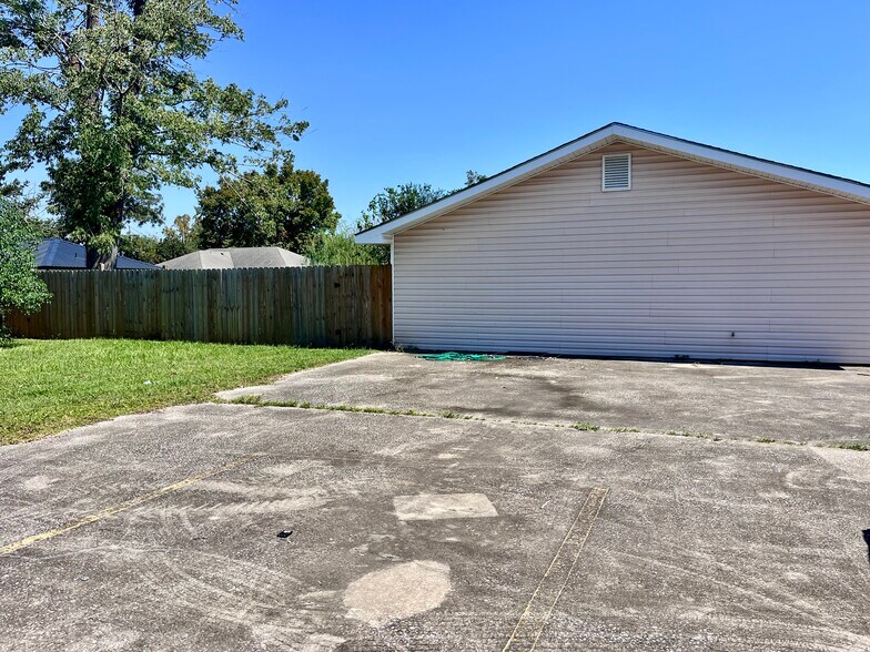 More Photos Of 2129 Mill St, Lake Charles Light Distribution For Sale