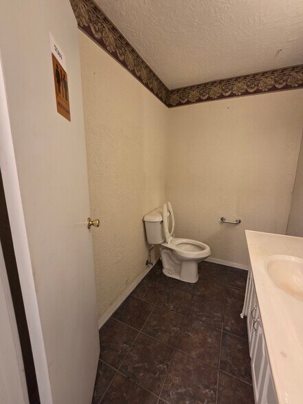 More Photos Of 1222 NW Cache Rd, Lawton Office For Lease