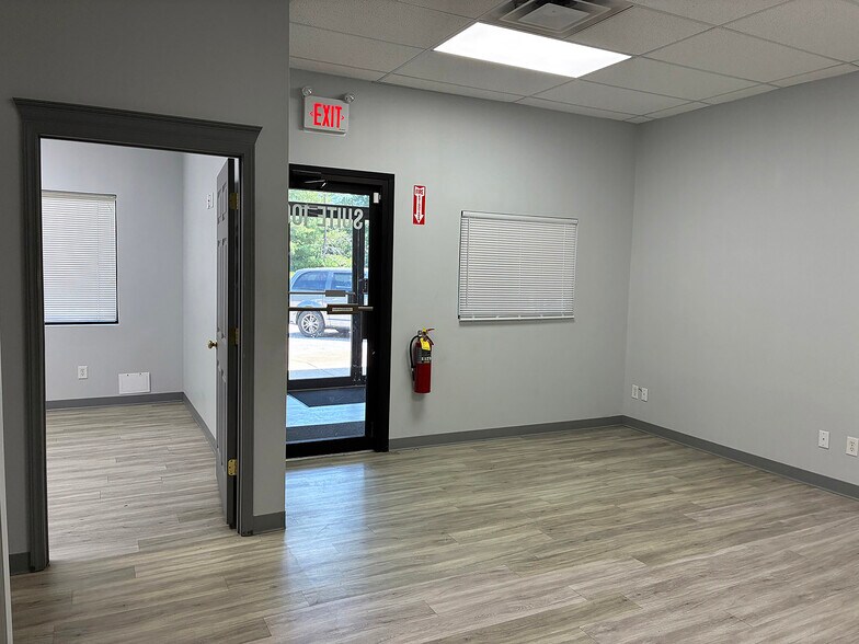 More Photos Of 4800-4820 Poplar Place Dr, Louisville Showroom For Lease