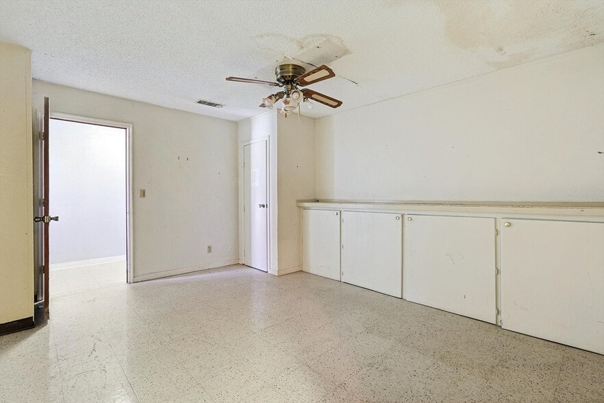 More Photos Of 325 S Cowan Ave, Lewisville Flex For Sale